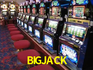 Una escena digital vívida inspirada en casino con BIGJACK mostrado prominentemente, luces brillantes, fichas, cartas y acentos dorados.